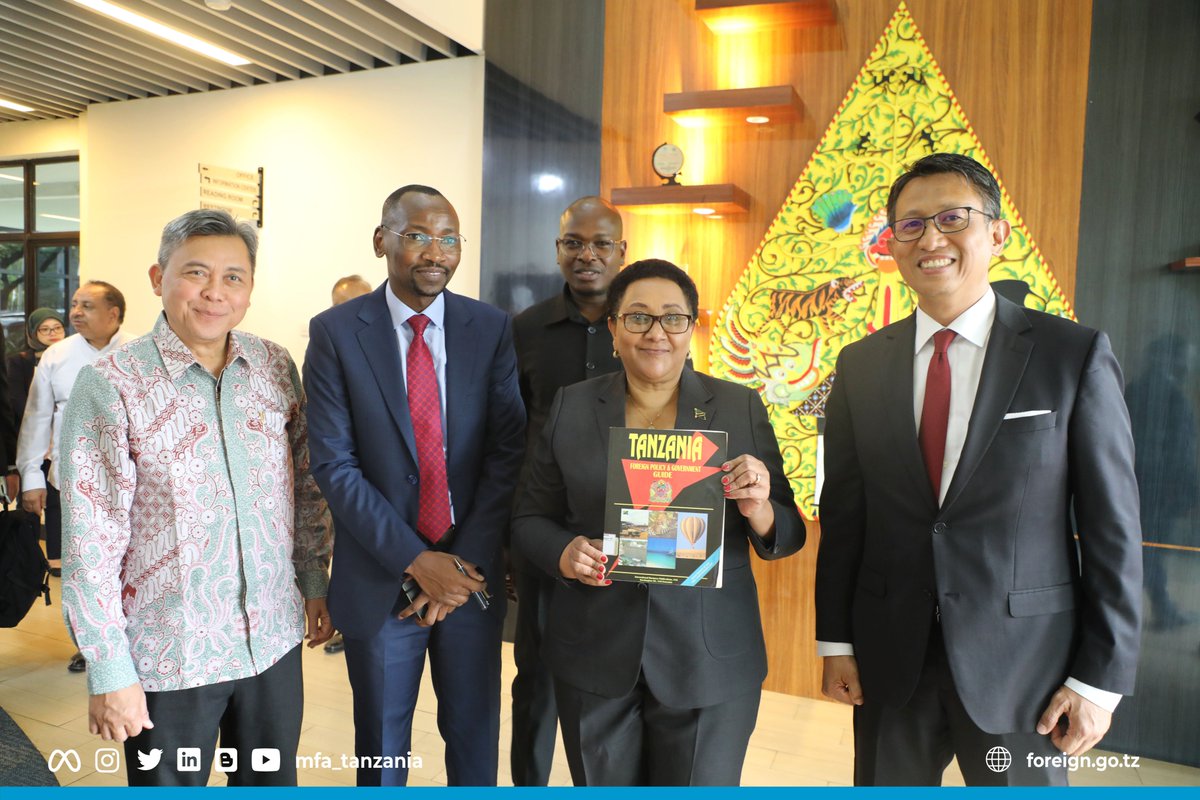 Minister @mfa_tanzania @DrTaxs paid a visit to the Center for Education and Training of the Ministry of Foreign Affairs of Indonesia. 🇹🇿& 🇮🇩 agreed to establish strategic partnership between @CFRTanzania, and @ Center for Education and Training. @mohammadkoba