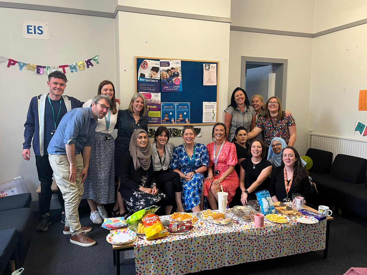 HPearson06's tweet photo. A very emotional end of year as I said goodbye to the wonderful pupils and staff at @KingsparkP 😢 Feeling so fortunate to have spent 3 years working with such an amazing team and to be leaving with such important friendships ❤️ https://t.co/Px2eIx8sx6