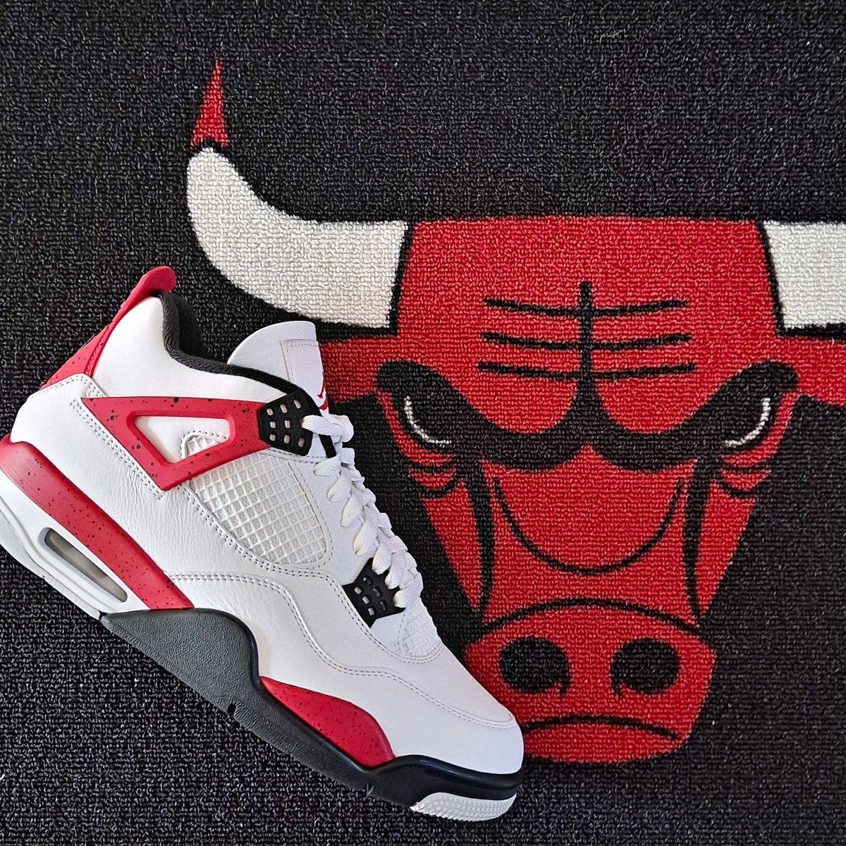 Air Jordan 4 Retro 🔥

Releasing in stores Sept. 9

RT if you plan on gettin' em

23ISBACK.COM

#BullsNation #airmovie