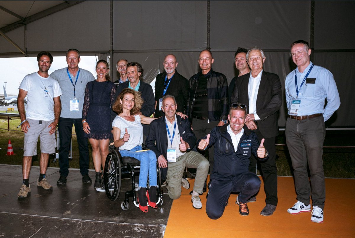 Merci <a href="/RaphaelDomjan/">Raphaël Domjan</a> d'avoir réunis au autour de toi au Salon spatial du Bourget ce bel équipage d'explorateurs des milieux extrêmes, aussi bien de l'espace, de l'air et du monde sous-marin !

#InternationalParisAirShow #aérien #aviationlovers #solarplanes #newtech