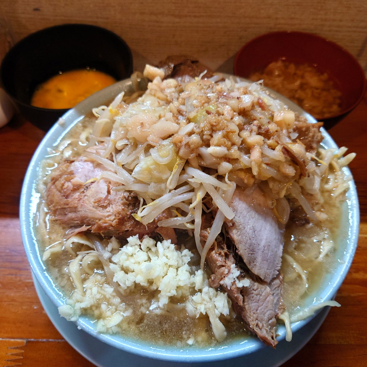 ラーメン富士丸西新井大師店
ブタメン 全ちょいまし
生卵 ﾌﾞﾀｶｽｱﾌﾞﾗ

西新井初デビュー！
まじで痺れるラーメンでした🍜
甘じょっぱいスープに小麦感満載の麺。たまらないですね…涙
御馳走様😆