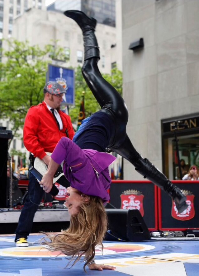 Kim Petras performing on the today show with Fergie’s iconic today show cartwheels on her shirt…I’m crying😭