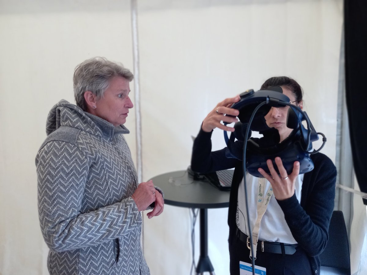 MPICSL's tweet photo. Das Wetter meint es heute nicht gut mit uns, aber auf die Göttinger ist Verlass! Großes Interesse am #MaxPlanckTag u.a. mit OB Petra Broistedt die unser #VR Labor ausprobiert. @maxplanckpress https://t.co/LdVm2OZzER