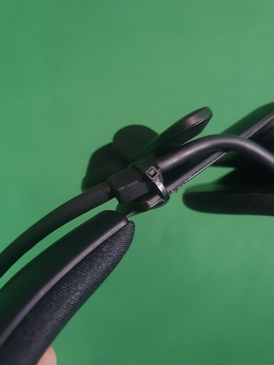 TGCFabian's tweet image. After 7 months of use, my first #valveindex damage, thankfully it&apos;s a very minor thing, but a bummer none the less, (there&apos;s also a dead pixel, but it had that since it arrived)

Let&apos;s see if I can find a better fix than this sad ziptie