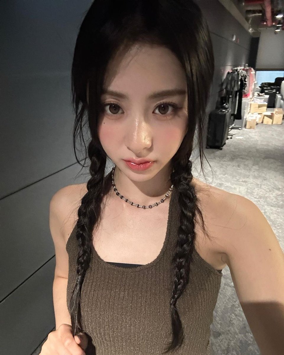 dailynjin's tweet photo. hot girl huh yunjin https://t.co/wxZ2znu6yr