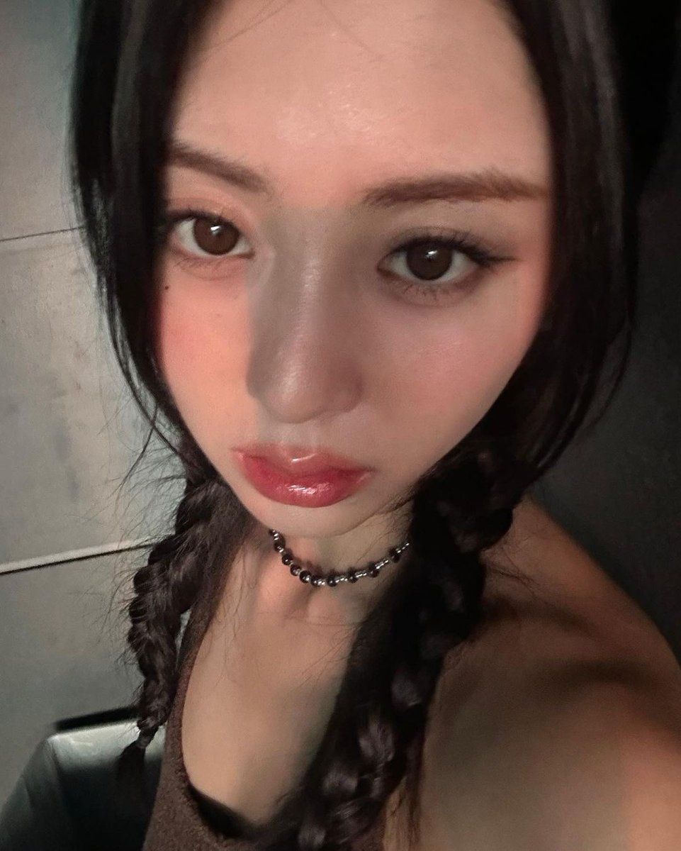dailynjin's tweet photo. hot girl huh yunjin https://t.co/wxZ2znu6yr