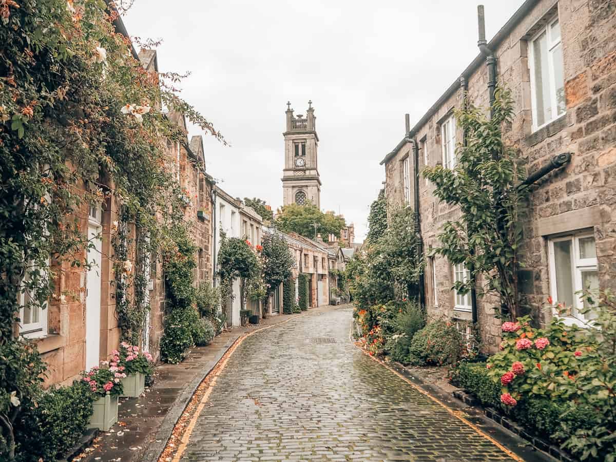 @PGtwweets The mews houses are GORGEOUS. Even the ones in the slightly scabby back streets off George St etc. The prettiest of all has to be Circus Lane. The residents probably do their nut with all the Instagrammers hanging about 24/7 though 😆