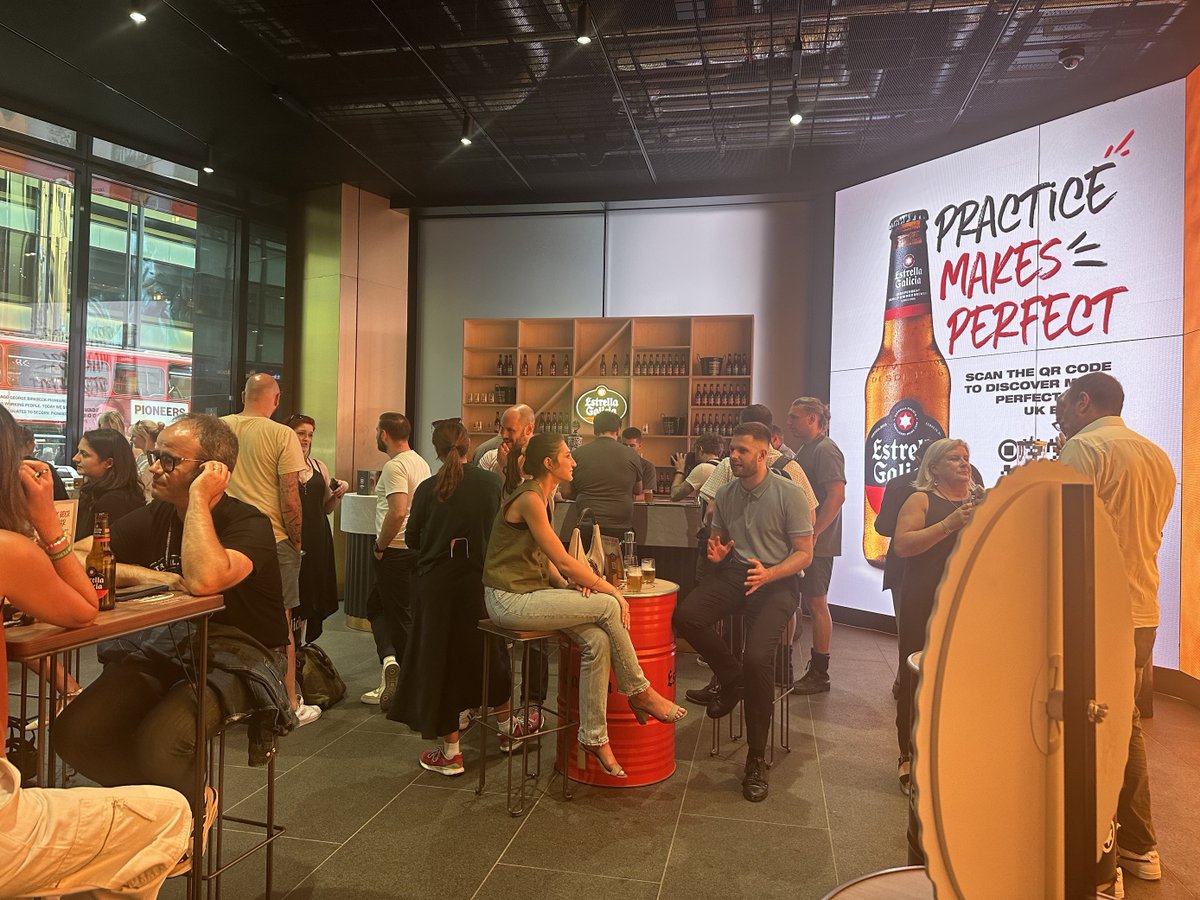 kineticwwUK's tweet photo. It's officially open! If you're in London this weekend, head to @OuternetGlobal to get involved with our immersive experience for @estrellagalicia where you can discover #APourLikeNoOther @VillageComms @southpawagency @SauceComms @AmbientWW
#HomeOfCreativity #OOHWorks https://t.co/2aRTJfKGW1