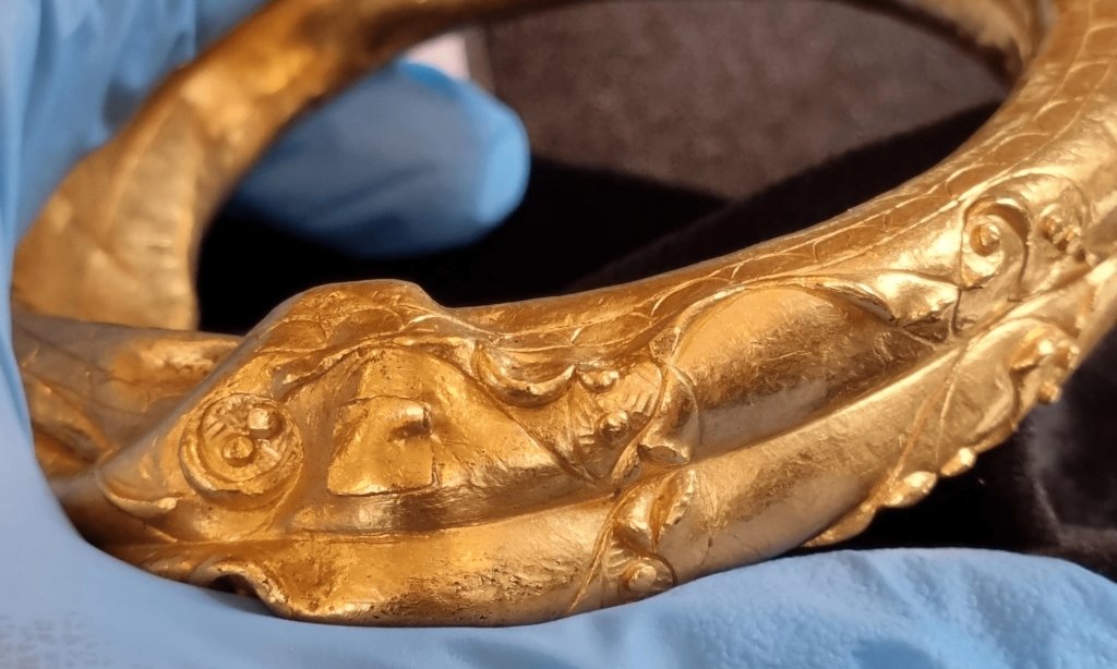 Tess_Machling's tweet image. Here it is folks. The pre-print of:

&quot;Beyond Snettisham: a reassessment of gold alloy torcs from Iron Age Britain and Ireland.&quot;

Explanation at the beginning of the paper, and below. 

It&apos;s good to torc! ❤️

#Archaeology #Torcs #Gold 
 bigbookoftorcs.com/2023/06/23/bey…