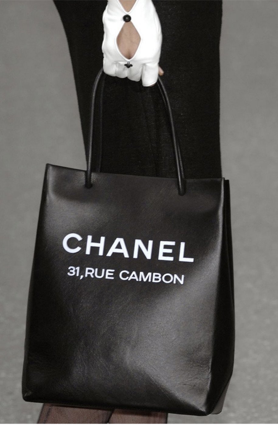 K E I S H on X: While she went viral for her DIY interpretation in 2021,  purses that are replicas of paper shopping totes are not new. Chanel showed  their essential
