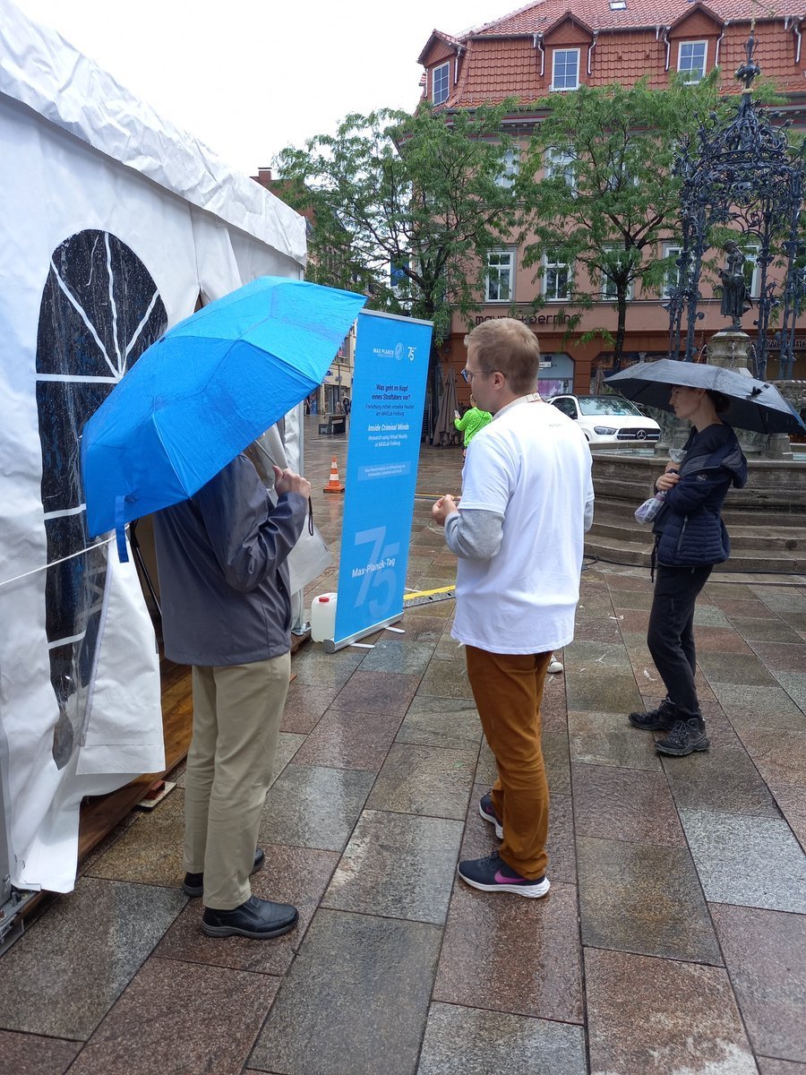 MPICSL's tweet photo. Das Wetter meint es heute nicht gut mit uns, aber auf die Göttinger ist Verlass! Großes Interesse am #MaxPlanckTag u.a. mit OB Petra Broistedt die unser #VR Labor ausprobiert. @maxplanckpress https://t.co/LdVm2OZzER