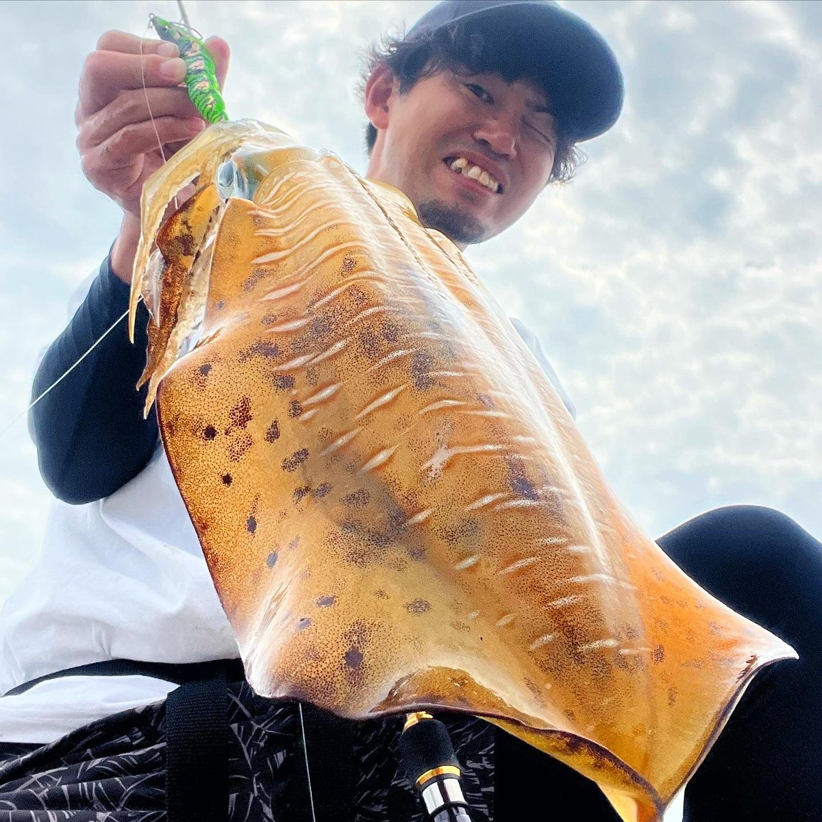 buchi_tsuri's tweet photo. 1時間半ヤエン、ポイント移動して2時間エギング。この時期にしては珍しく全部キロアップで満足の行く釣行だった✨

#デュエル #DUEL #デュエルサポーター #5期生 #エギング #アオリイカ #春イカ #山口県 #ぶちつりTV #ヤエン https://t.co/qP0Gk0z5qZ