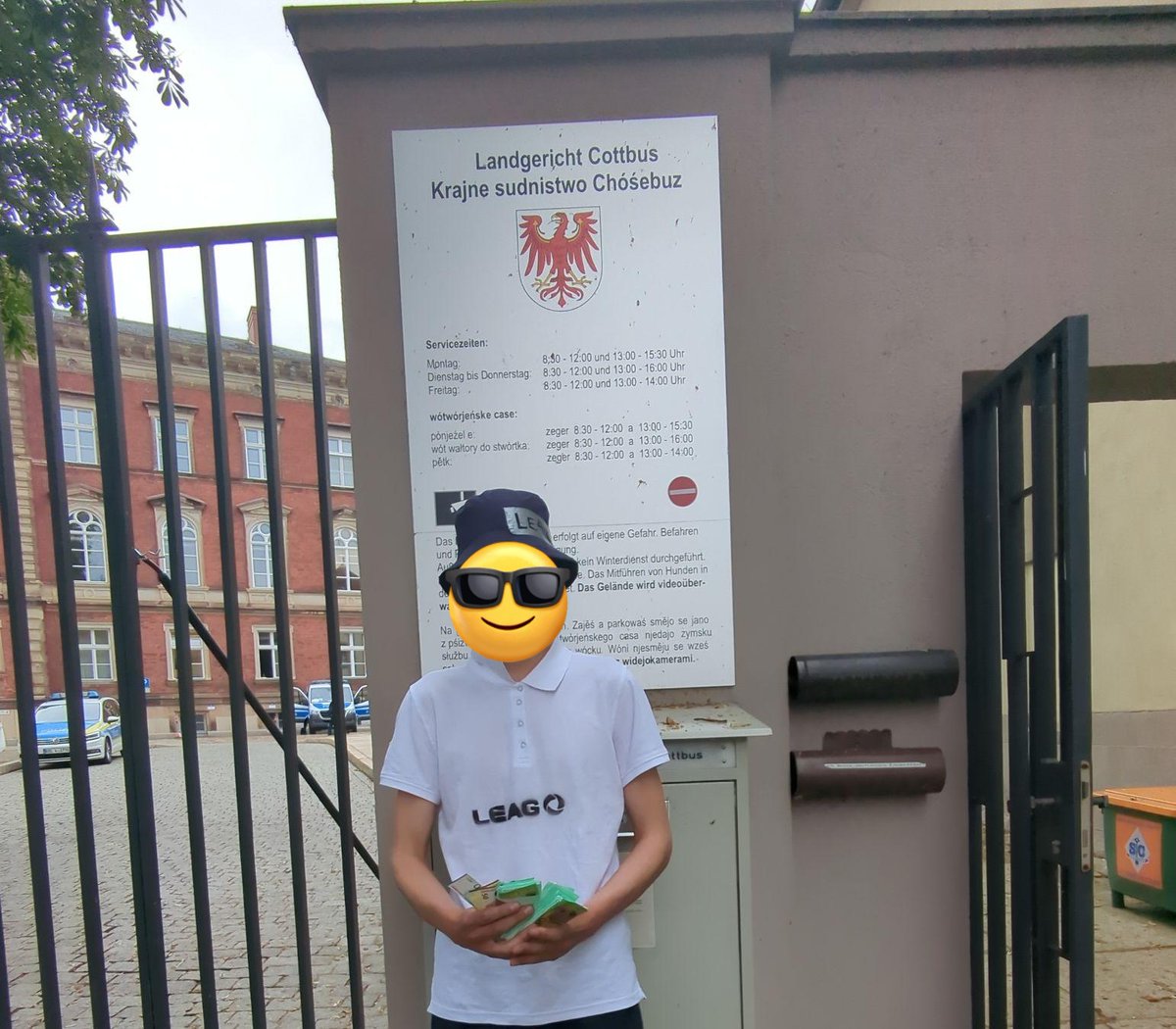 Ein Mitarbeiter der #LEAG kam gerade nach vorne und forderte die Staatsanwältin zu einer möglichst hohen Strafforderung auf. Untermauert mit ein paar ordentlichen Batzen Scheinen.

Das wars für heute. Wir sehen und hören uns am 12.7. in #Cottbus wieder!
#KohleausstiegOst