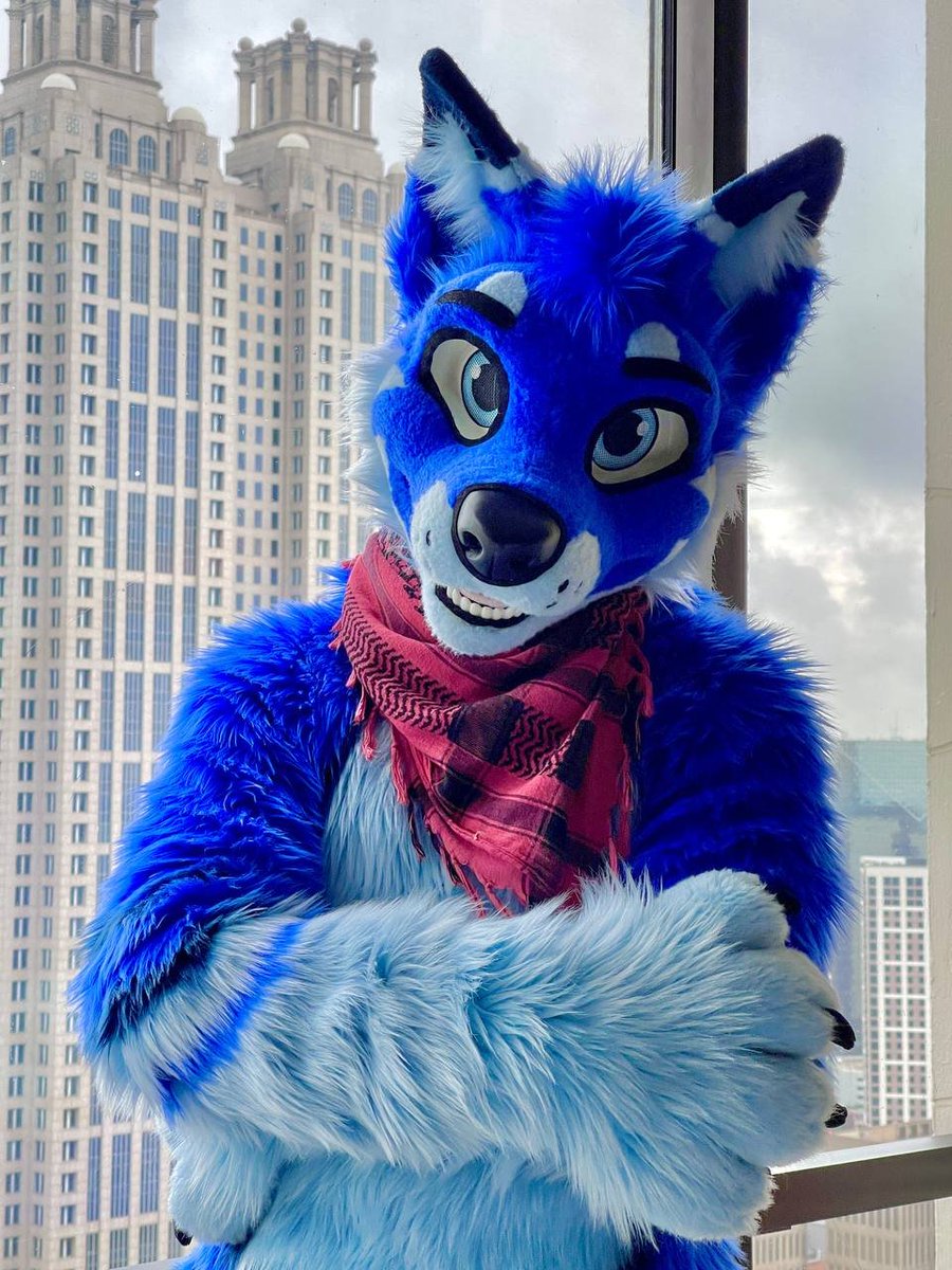 One tall fusky for #FursuitFriday! I am just as tall as the skyscrapers in Atlanta!
This is definitely not taken from floor 45, I don't know how you could think that 😂  

📸: @/YCHPhoto 
🏨: #FWA2023