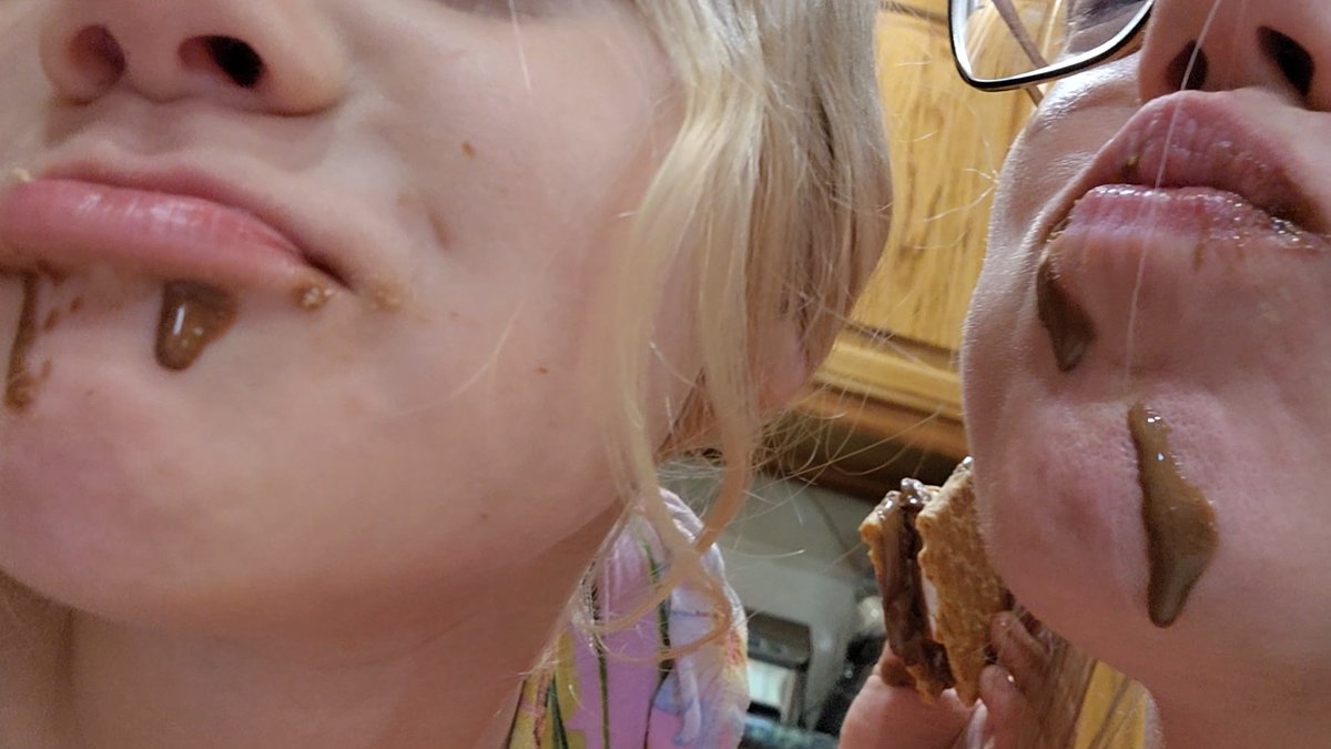 Shout out to <a href="/kiwico_inc/">KiwiCo</a> for the "s'mores solar oven" idea ... It was a succsmess. Also to <a href="/MaMaJeansMarket/">MaMa Jean's Market</a> for having a s'mores display that made us stop in our tracks and confidently say the stars had aligned for this delicious scientific experiment.