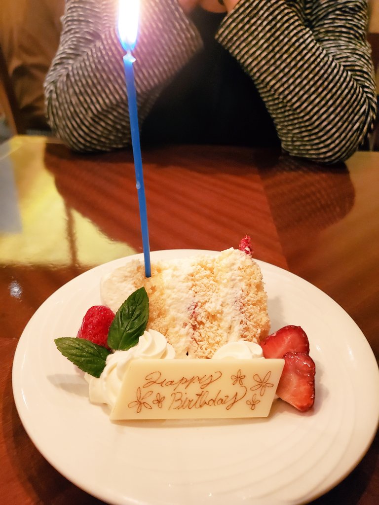 普通はケーキを持ったワタシを撮ってもらうと思いますが慌てすぎて友達が誕生日のような写真に。撮ったのはワタシ。歌われるハプニングでぷちパニックでした。このケーキは今日しか食べれなかったのに。。美味しかった🎵#瞬間を逃さない　#写真は思い出の切り取り