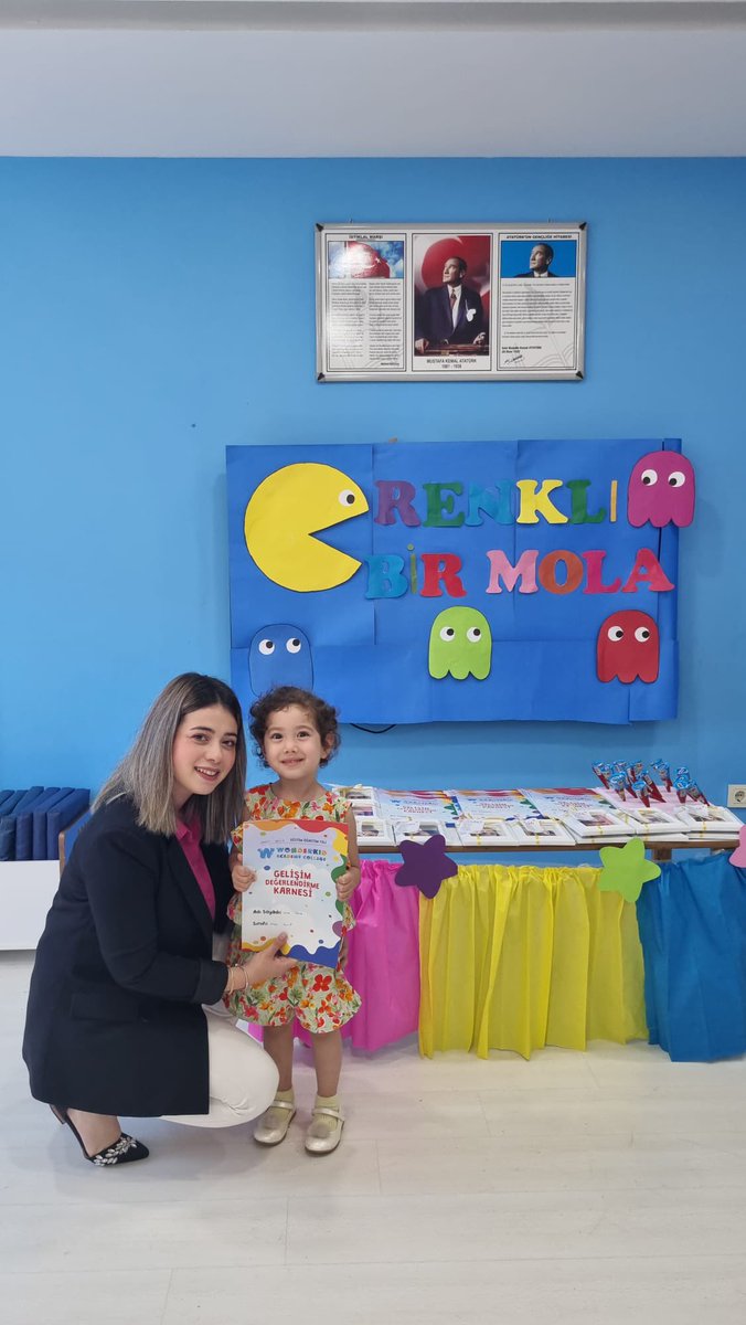 julideolsunn's tweet photo. Anaokulundan mezun olan yeğenimle beni bir tutmaları biraz üzücü oldu ne olmuş yani 25 yaşımda halen okuyorsan https://t.co/stuMJ0iErZ