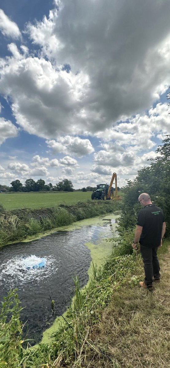 Emergency work ongoing at the #MarkYeo river in response to low oxygen levels #FishKill #Aeration #EnvironmentAgency ⁦<a href="/EnvAgencySW/">Environment AgencySW</a>⁩ ⁦<a href="/CountyGazette/">Somerset County Gazette</a>⁩ ⁦<a href="/SomersetCouncil/">Somerset Council</a>⁩ ⁦<a href="/WestcountryRT/">Westcountry Rivers Trust</a>⁩