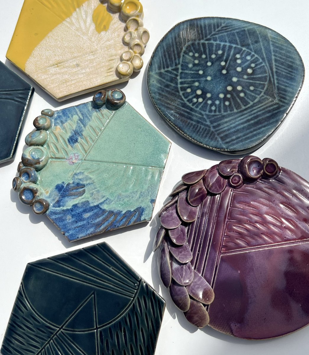elainelimnewton's tweet image. Taking advantage of the sun with some photos of working going into my shop this week ❤️
#buyhandmade #derbyartist #contemporaryceramics #coaster @LEArtRoom