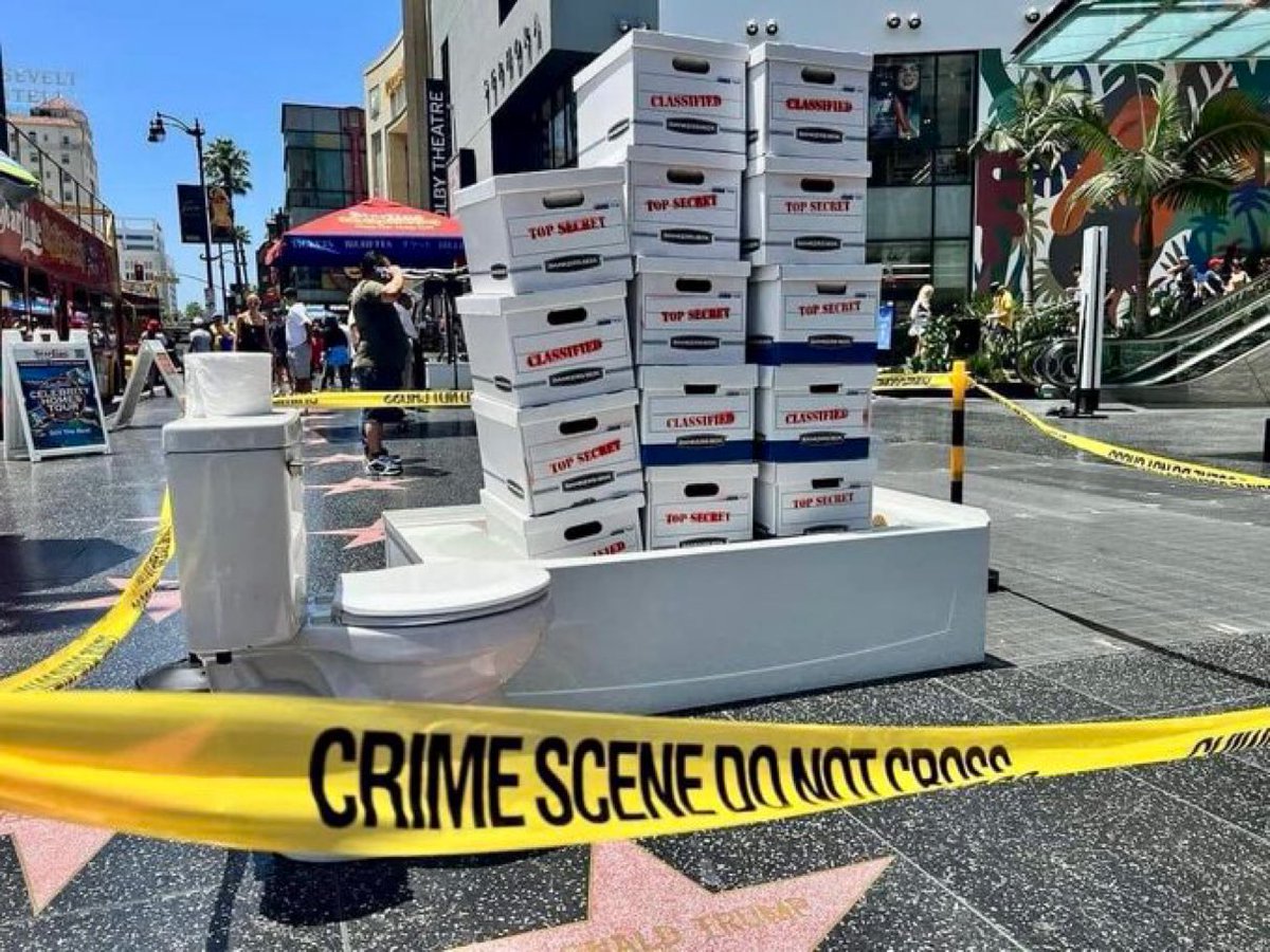 Sweeney139's tweet photo. A crime scene in Los Angeles, covering the Donald’s star on the walk of fame. See? We told you not to fool around with the nation’s records!! https://t.co/b8qpZW0pIc
