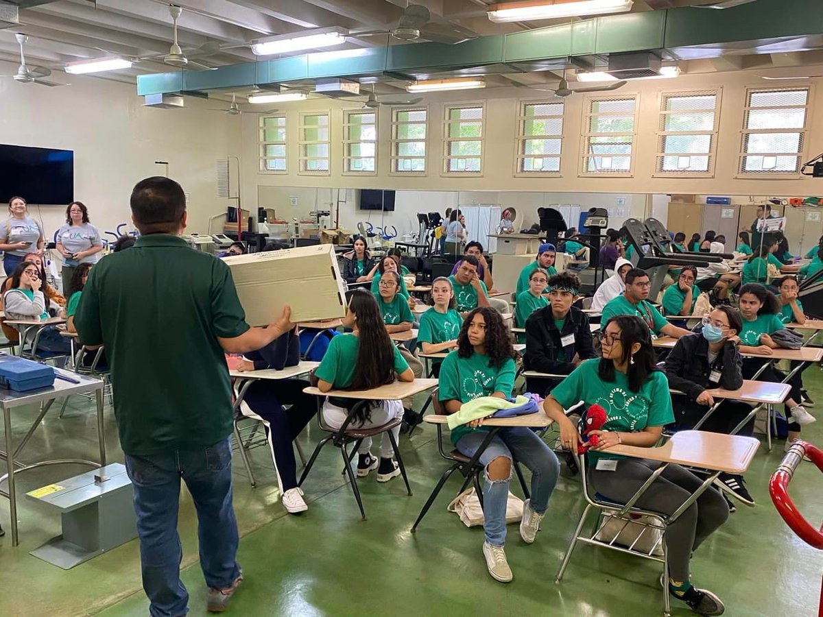 CuaRum's tweet photo. EduCUA 2023 - Día #3
✨Arrancamos con el recorrido a los laboratorios del Coliseo Mangual @uprm y charla sobre “Kinesiología como profesión de vida” a cargo del entusiasta colaborador, Dr. Carlos Quiñones Padovani. #porlajusticiaeducativa
#educua2023
#endireccionalauniversidad https://t.co/ga7sYOKVsB