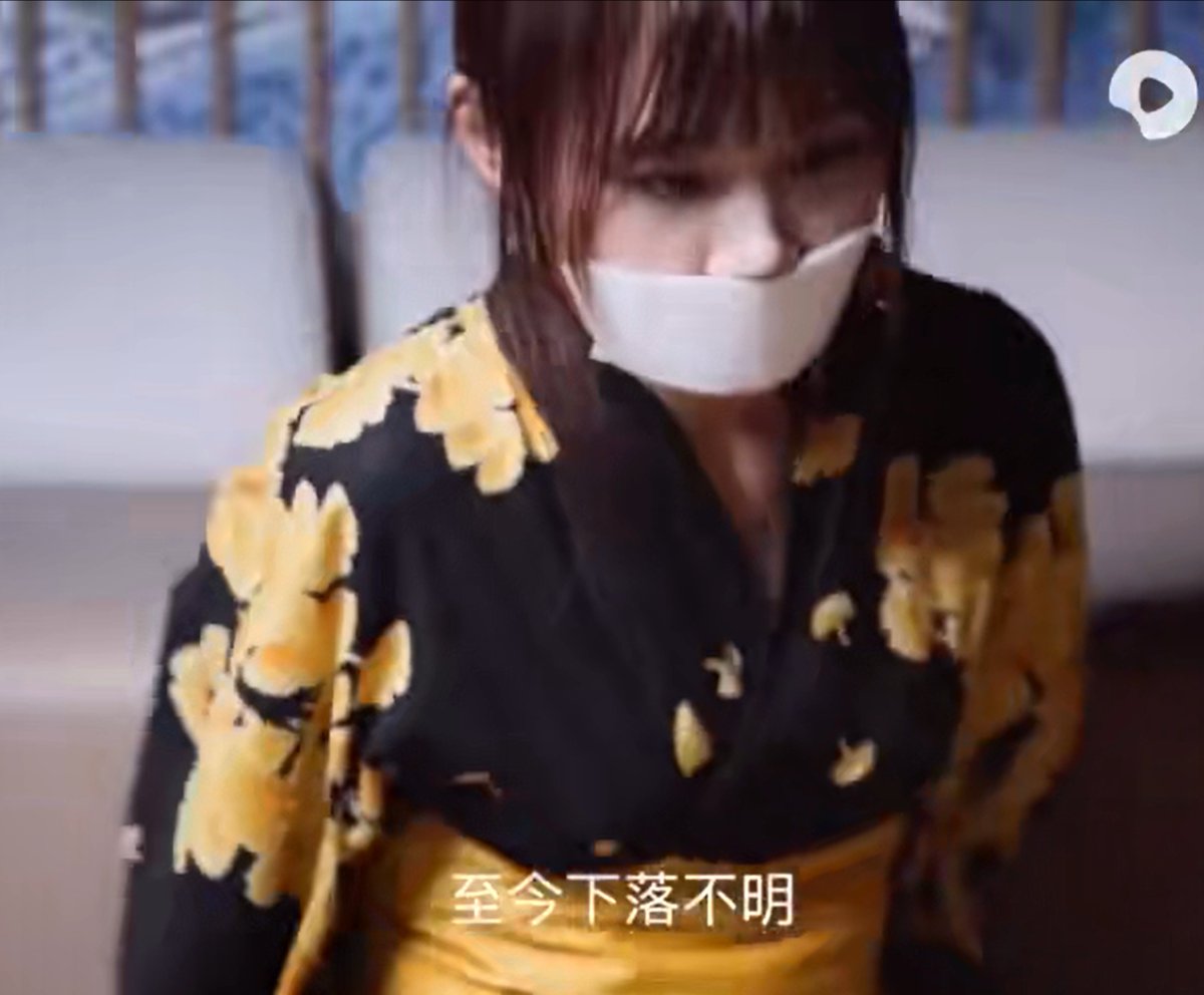 中華版コ〇ン君？より。
口になに貼ってる？