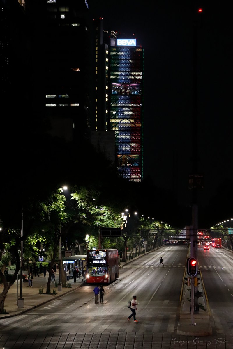 Nocturnal #photooftheday #citylife #cityvibes #discoverearth #discoverglobe #outdoorphotography #lifeofadventure #traveltheworld #travelphotography #streetview #photooftheday #fotografiaurbana #Straßenfotografie #Photographiederue #Streetphotography #darkphotography #fotografia