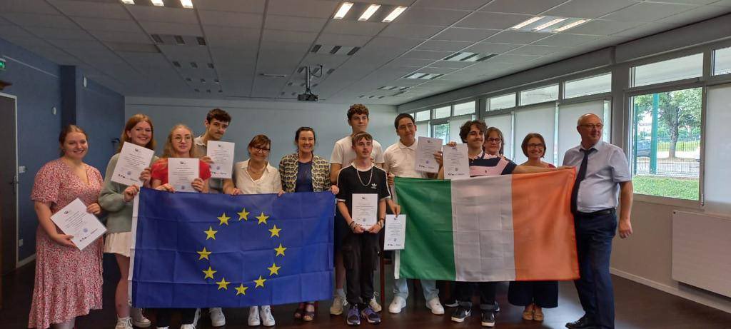 Remise des Europass Mobilité aux 10 élèves du lycée <a href="/edmebouchardon/">Lycée Edme Bouchardon</a> qui ont effectué leur PFMP à Dublin. #Erasmus+ #Europass #PFMP
<a href="/AcReims/">Académie de Reims</a>
