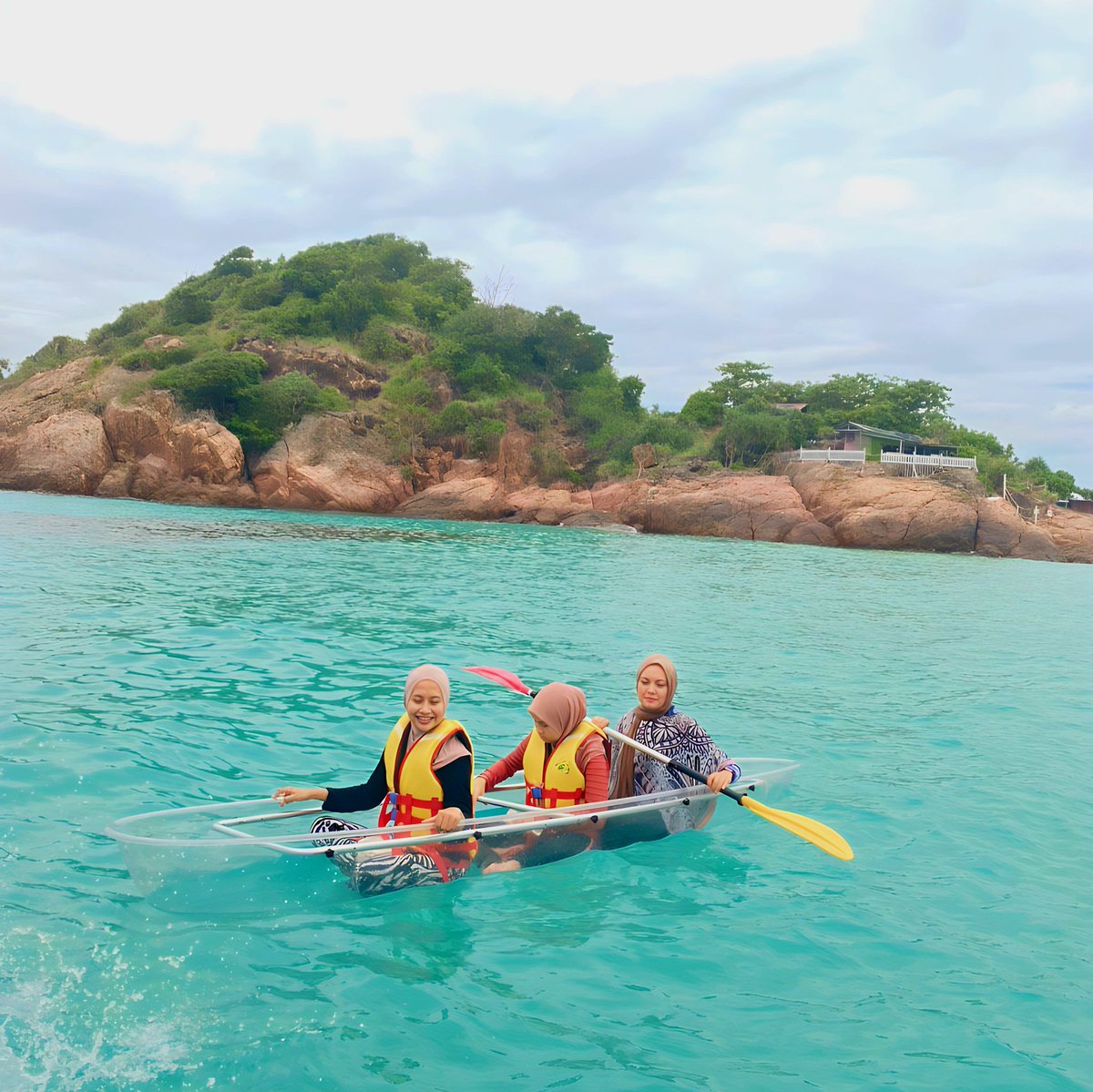 anisnanajihah's tweet photo. A much needed short island vacation . Such a beautiful island . Tengok la betapa jernihnya air laut dan pasir putih gebu . Hilang kejap stress kerja tengok keindahan Pulau Redang . Totally recommend korang spend 1 day sini dengan family . Dah la murah kids RM80 &amp; adult RM100 je https://t.co/Y9BAuGjIww