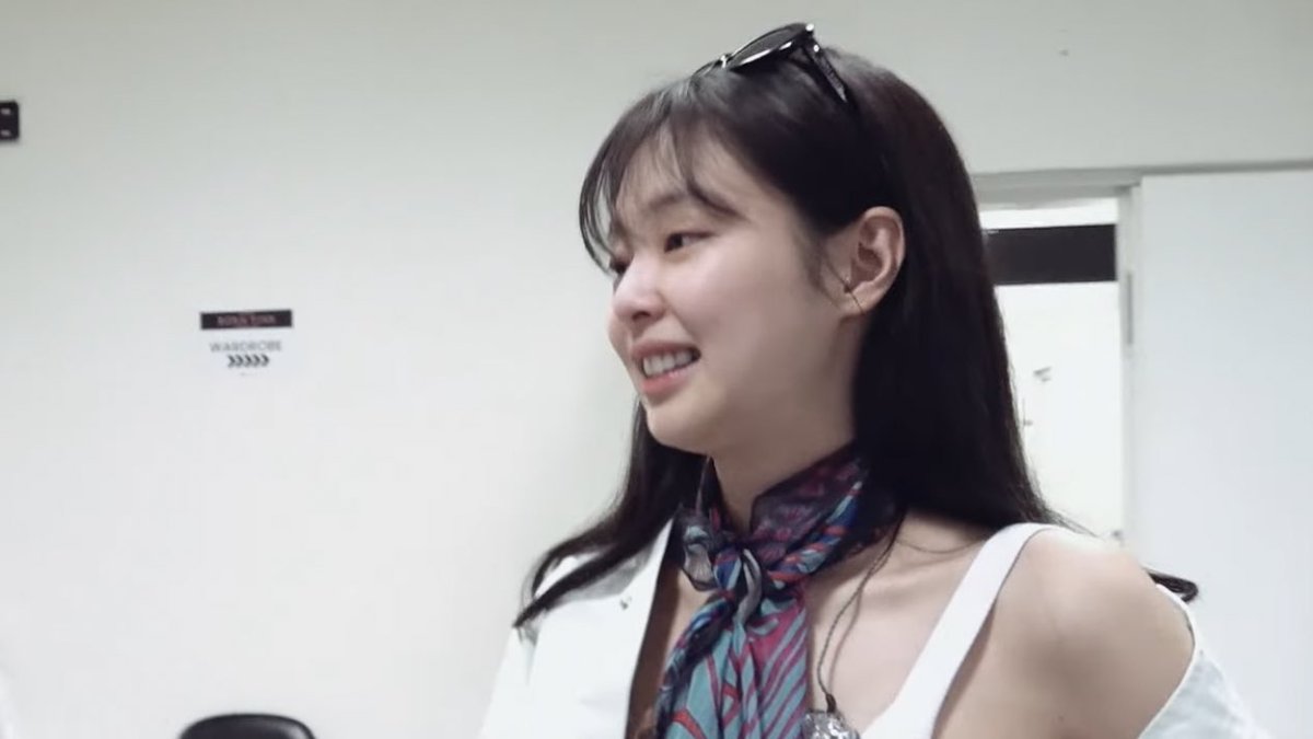 jnkstyle's tweet photo. stop, it's bareface jennie https://t.co/k97O6BszPT