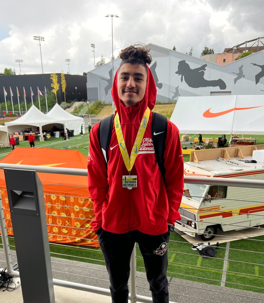 Coach_Abe13's tweet photo. 🔥 🔥 🔥 DUAL sport ATHLETE finished competing in Nike Outdoor Track Nationals taking 6th in 400m at @OregonTF HISTORIC Hayward Field! Kid can fly 💨 💨 great routes and GREAT 🙌! Time for some FOOTBALL action.@coachjgoodloe @CoachPerrone @_Todd_Olson @JUSTCHILLY @RsmithYWV https://t.co/DYWR80xYqw