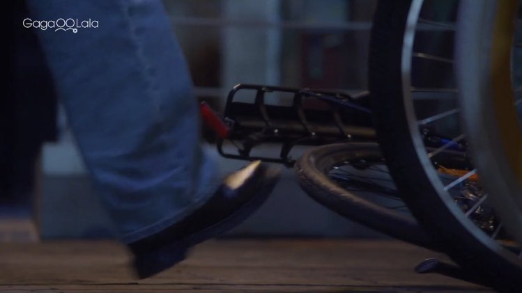 albertiinee's tweet image. o kadar müq bi sahneydi ki öldüm 🥹öfkesinden cocugun bisikletine tekme savurduktan sonra giderken bisikleti düzeltti.. köppek gibi seviyo 🫠
#SemanticErrorEp5