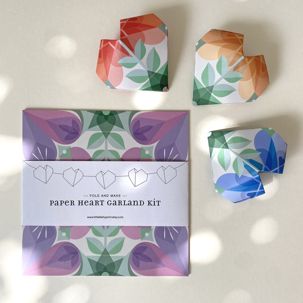 sally_lbdesign's tweet image. Just listed 🧡💜 heart origami garland kit 💙❤️ 
new on @Etsy for summer! @EtsyMCR #papercrafts #craftkit #origamikit 
etsy.com/uk/listing/150…