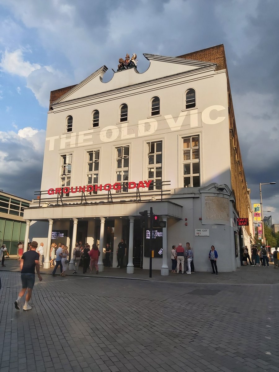 victoriacrigby's tweet photo. Groundhog Day @oldvictheatre is just theatrical perfection. So happy and lucky to have gotten to see it last night. Huge props @timminchin @andy_karl @TanishaLSpring and the brilliant cast/crew/band https://t.co/qwsi1Ej9ut