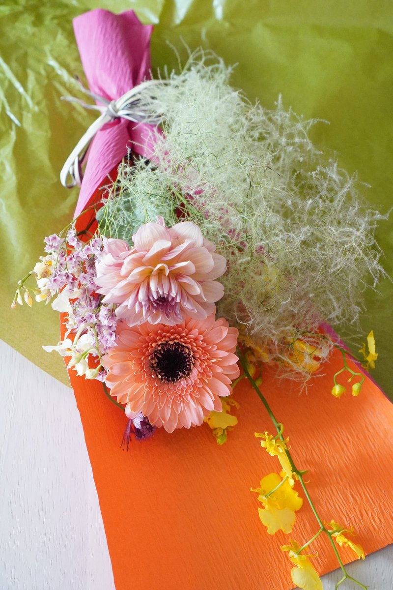 #札幌 #ugo
6/23-25 「お花と花器🌹」
どれを選んでいいか迷って1500円のおまかせブーケ💐綺麗にラッピングまで🙌♡
1本好きなお花入れてつくってくれます☺
#お花のある暮らし