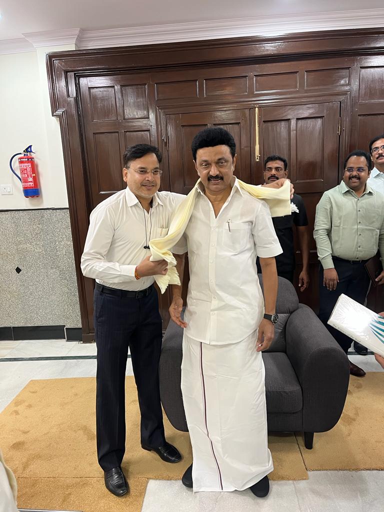 suraj_yadav2005's tweet photo. पटना में साथियों द्वारा श्री एम के स्टालिन @mkstalin का स्वागत।🙏
#संविधान_बचाओ_संघर्ष_समिति
#DefeatBJPSaveIndia
#UnitingIndia2024
#स्वागत_स्टालिन
#WelcomeStalin
#OppositionMeeting https://t.co/KvYEdoONNs