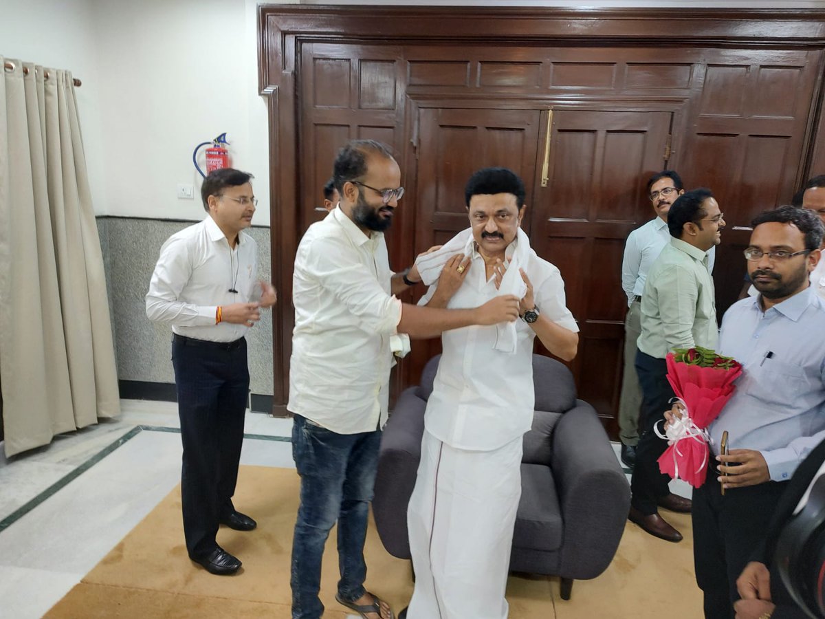 suraj_yadav2005's tweet photo. पटना में साथियों द्वारा श्री एम के स्टालिन @mkstalin का स्वागत।🙏
#संविधान_बचाओ_संघर्ष_समिति
#DefeatBJPSaveIndia
#UnitingIndia2024
#स्वागत_स्टालिन
#WelcomeStalin
#OppositionMeeting https://t.co/KvYEdoONNs