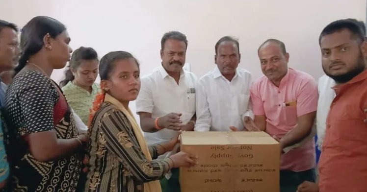 WorkersBoard's tweet photo. ಪಾವಗಡ ತಾಲೂಕಿನಲ್ಲಿ ಮಂಡಳಿಯ ವತಿಯಿಂದ ನೋಂದಾಯಿತ ಕಟ್ಟಡ ಕಾರ್ಮಿಕರ ಮಕ್ಕಳಿಗೆ ಶಾಲಾ ಕಿಟ್ ಗಳನ್ನು ಮಾನ್ಯ ಶಾಸಕರಾದ ಶ್ರೀ ಹೆಚ್ ವಿ ವೆಂಕಟೇಶ್ ಅವರು ವಿತರಿಸಿದರು.
ಈ ಸಂದರ್ಭದಲ್ಲಿ ಕಾರ್ಮಿಕ ಇಲಾಖೆಯ ಅಧಿಕಾರಿಗಳು ಉಪಸ್ಥಿತರಿದ್ದರು.
#ಶ್ರಮಮೇವ_ಜಯತೇ #KBOCWWB #schoolkit https://t.co/lIroXhClke