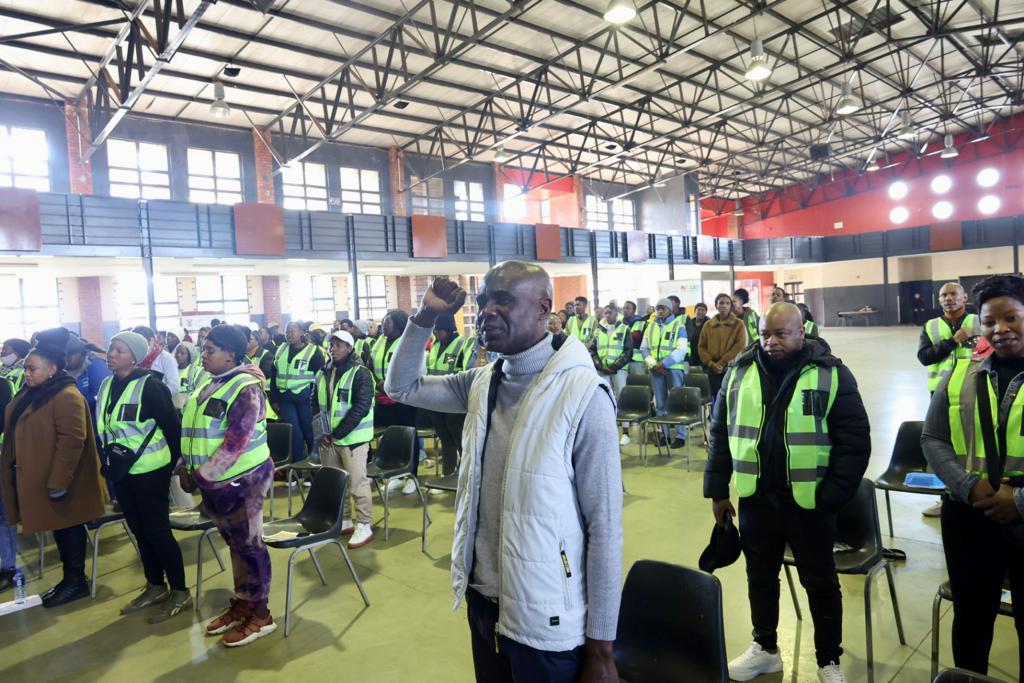 We are joined by the MMC of Economic Development Cllr Nomoya Mnisi and officials from the Community Safety Education Health Social Development Sports and Recreation for the project launch. 

 #KleenaJoburg  #KnowYourJoburg #EPWPCleanUp ^LM