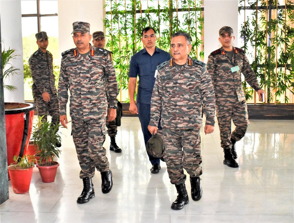 SWComd_IA's tweet photo. Gen Anil Chauhan, #CDS, visited #SaptaShaktiCommand, Jaipur today. He emphasized #Jointness, #Transformation, #integration &amp; self-reliance. He applauded all ranks for their professionalism &amp; unwavering dedication.

 @adgpi
@HQ_IDS_India
@DefenceMinIndia
@SpokespersonMoD https://t.co/s2syhy7Fnr