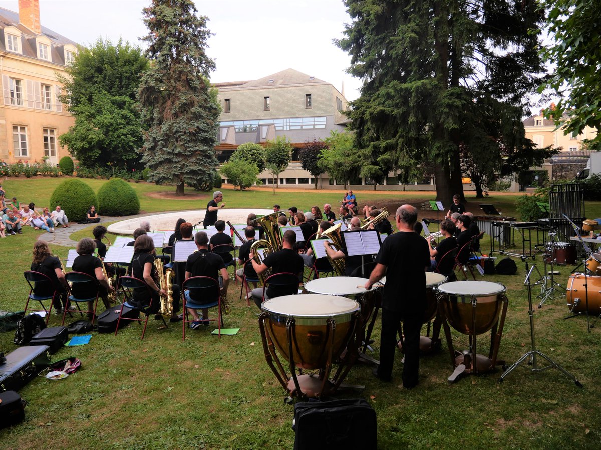 Prefet53's tweet photo. Enfin l'Orchestre d'Harmonie de #Laval a clos cette soirée sans fausse note par un moment suspendu entre classique, jazz et musiques de films ! 🎼
4/5 https://t.co/r3z8aksoX0