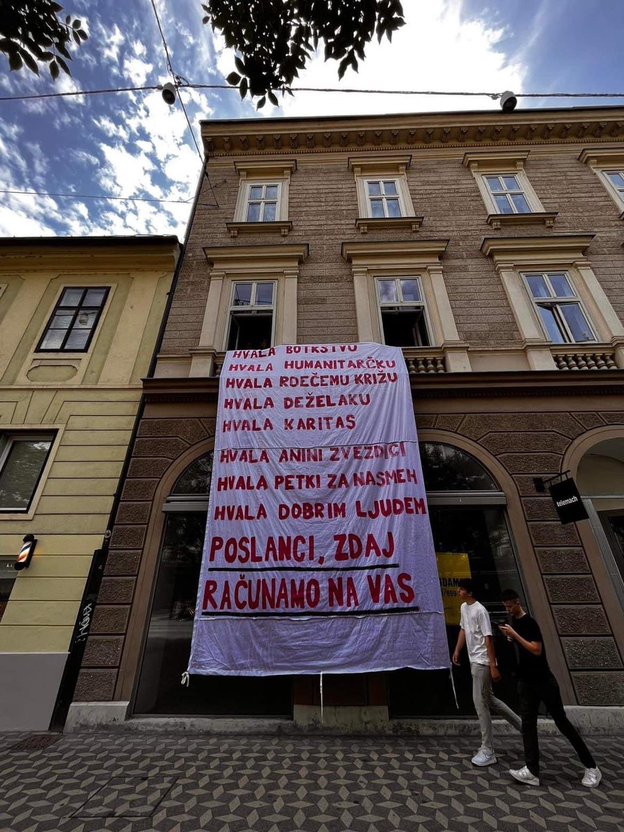 8Marec's tweet photo. Delite! ❤️

V Sloveniji živijo dobri ljudje. 
Humanitarne organizacije in številni izjemni posamezniki že leta pomagajo najšibkejšim. 
Za to smo jim hvaležni. 
🧵⬇️ https://t.co/G0PP4e63sl