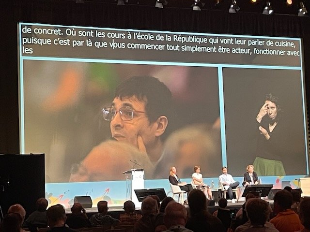 congrès <a href="/apfhandicap/">APF France handicap</a>

Ce matin, en suivant la conférence sur les transitions, le débat est lancé entre les intervenants et la salle. L'Occitanie prend la parole :
Fabien interroge  le rôle de l'école,  Sonia évoque le projet de l'école de la militance porté par @APFHG31