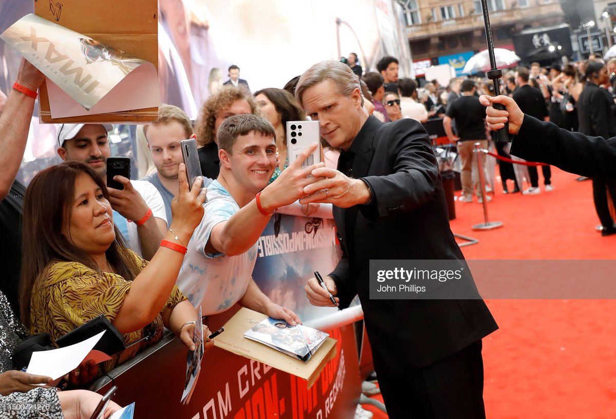 #CaryElwes with fans at the Red Carpet of the World premiere of #MI7 in London ❤️
#MissionImpossible #MissionImpossible7