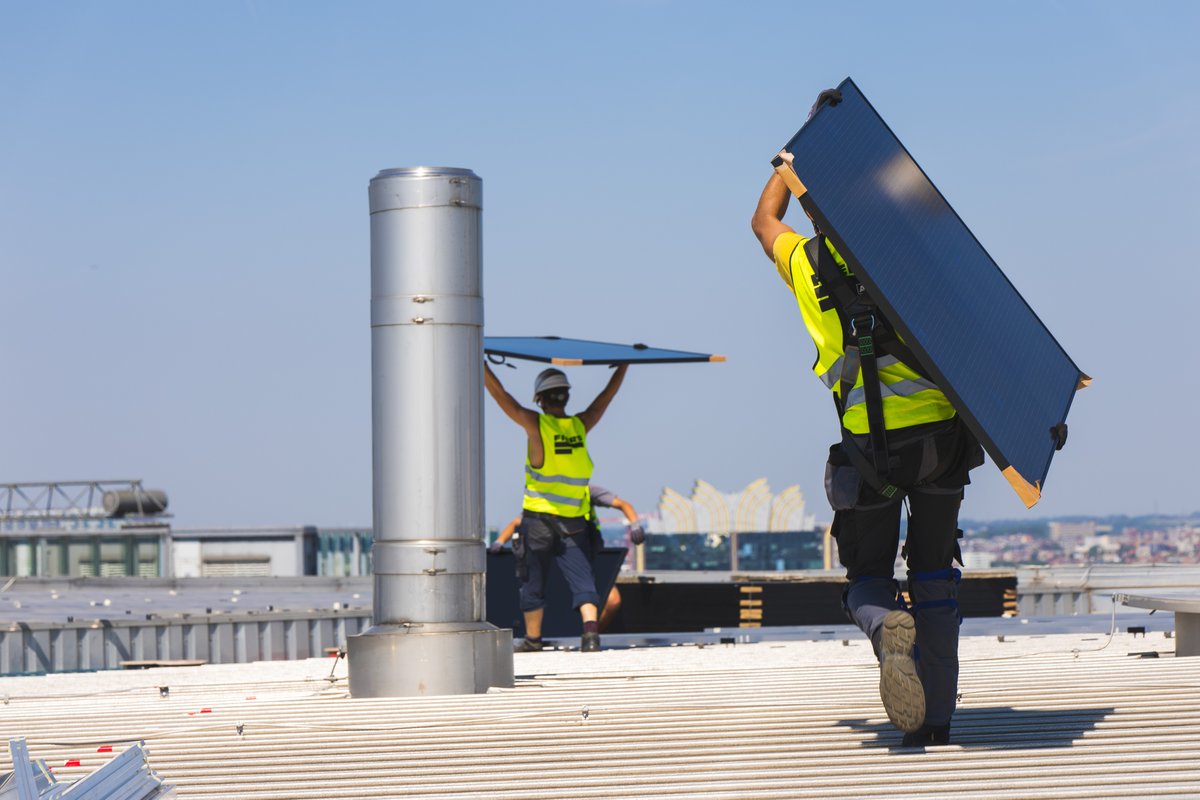 SolarPowerEU's tweet image. 😍 The EU is truly going #solar! 

@EU_Commission have just installed solar panels on their iconic Berlaymont HQ in the heart of Brussels' European Quarter ☀

#SolarPowerHouse #REPowerEU #EuropeanSolarDay
