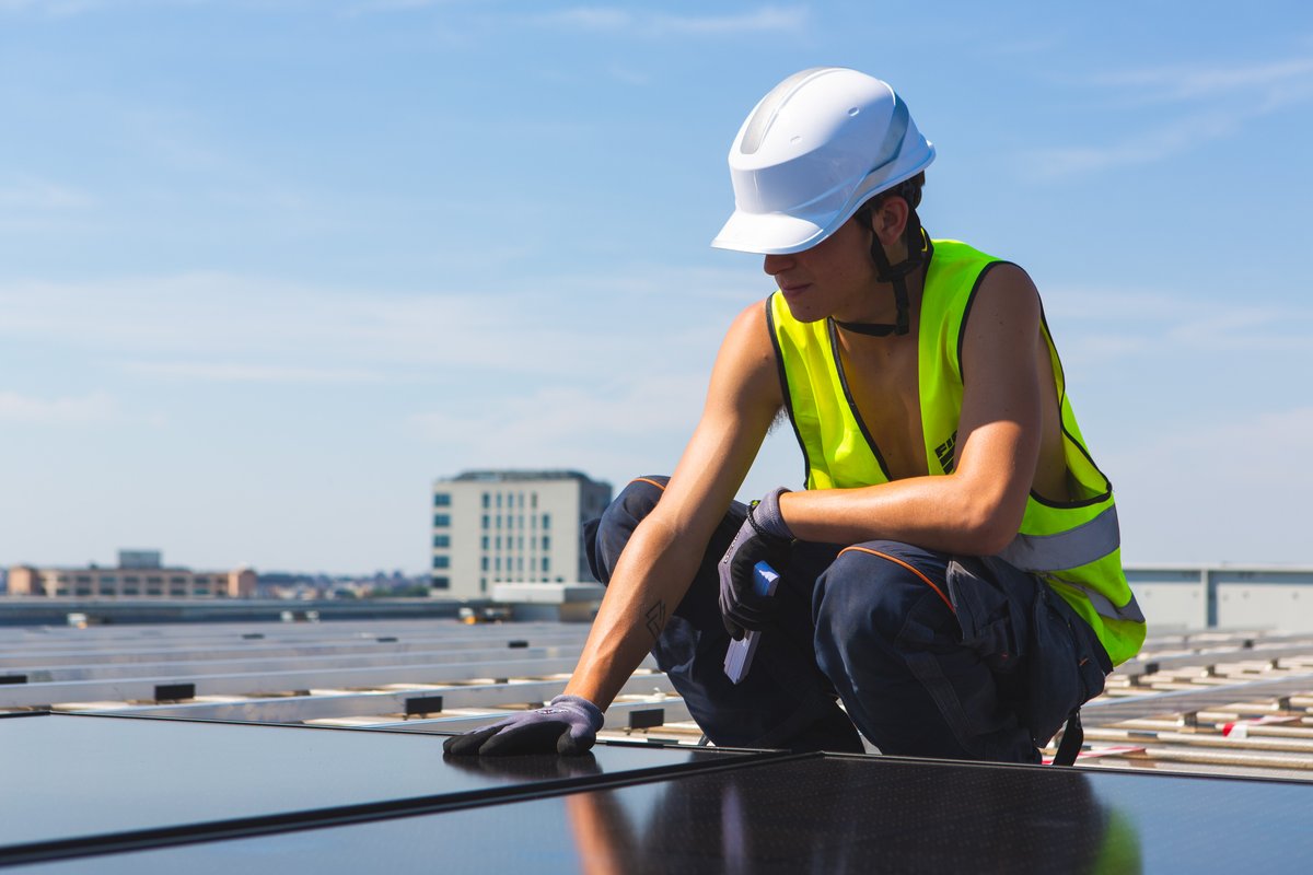 SolarPowerEU's tweet image. 😍 The EU is truly going #solar! 

@EU_Commission have just installed solar panels on their iconic Berlaymont HQ in the heart of Brussels' European Quarter ☀

#SolarPowerHouse #REPowerEU #EuropeanSolarDay