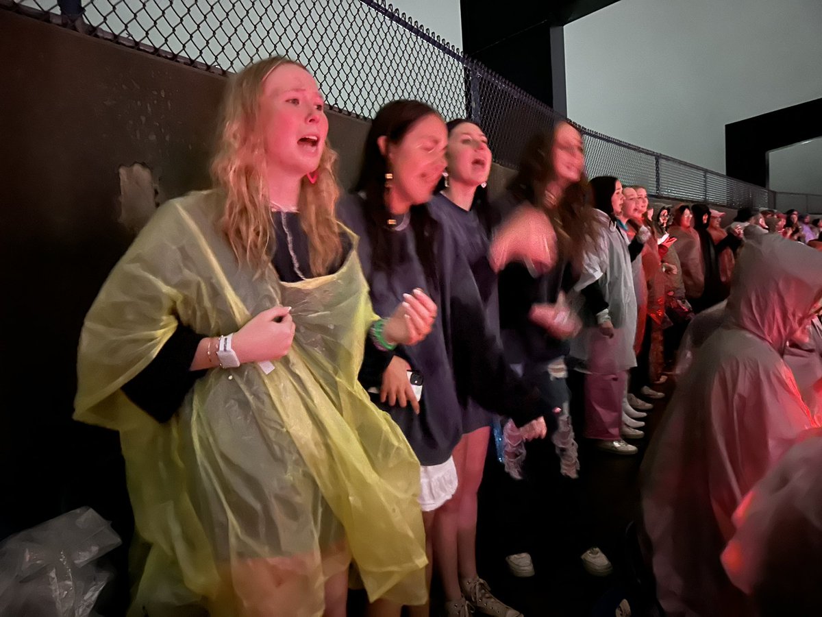 Catherinex007's tweet photo. @taylorswift13 Fantastic show, buckets of rain and all!!  Thank you Taylor! https://t.co/bWSShha9Cw