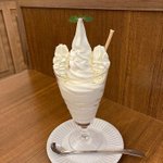 まるでウェディングドレス!？ホワイトコージのパフェが粋。