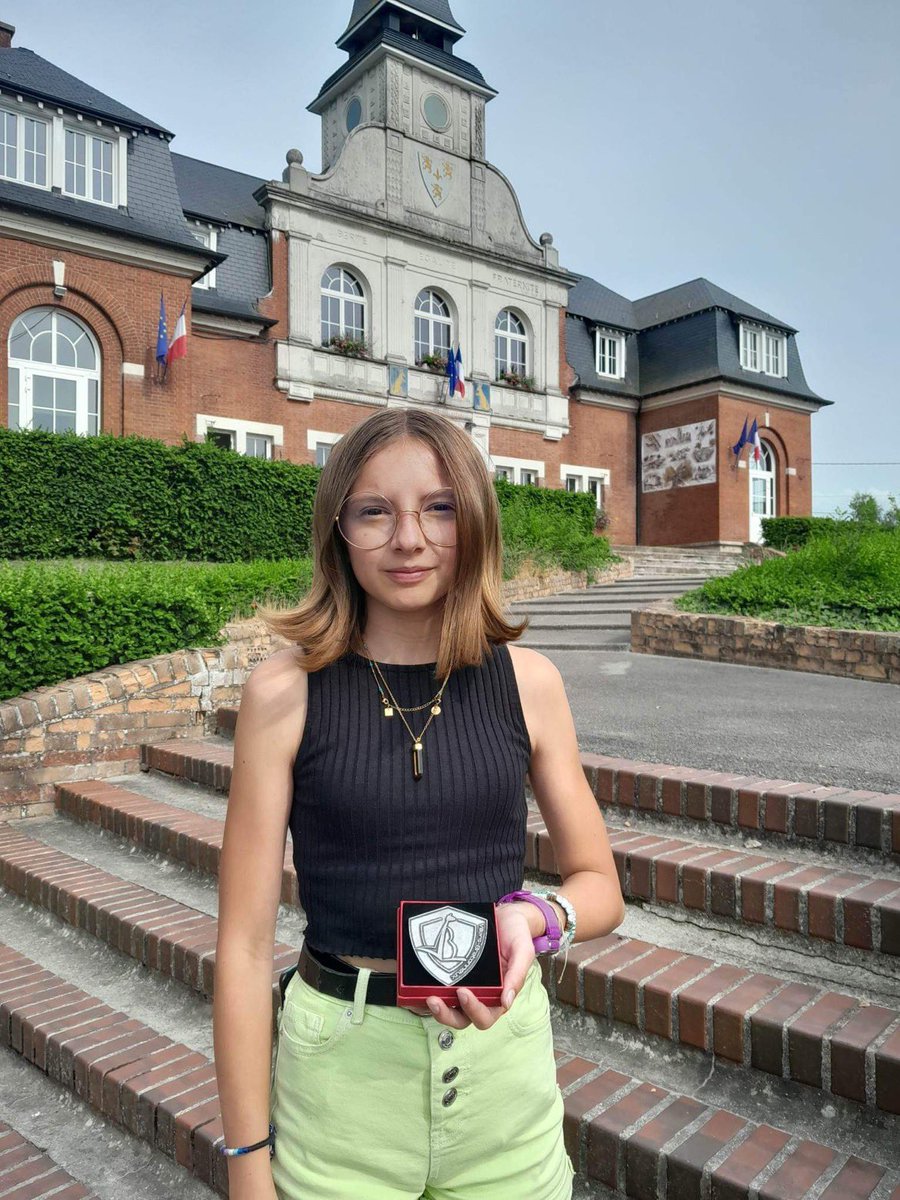 MadyDorchies's tweet image. #FiersDeNosJeunes 
👏à Ismery et Lana , deux jeunes porte-drapeaux @hautsdefrance qui ont reçu la médaille de la ville de Villers Bretonneux  et le certificat d’#engagement en qualité de #gardien de la #Memoire  
🙏 à tous ceux qui témoignent de leur #engagement
