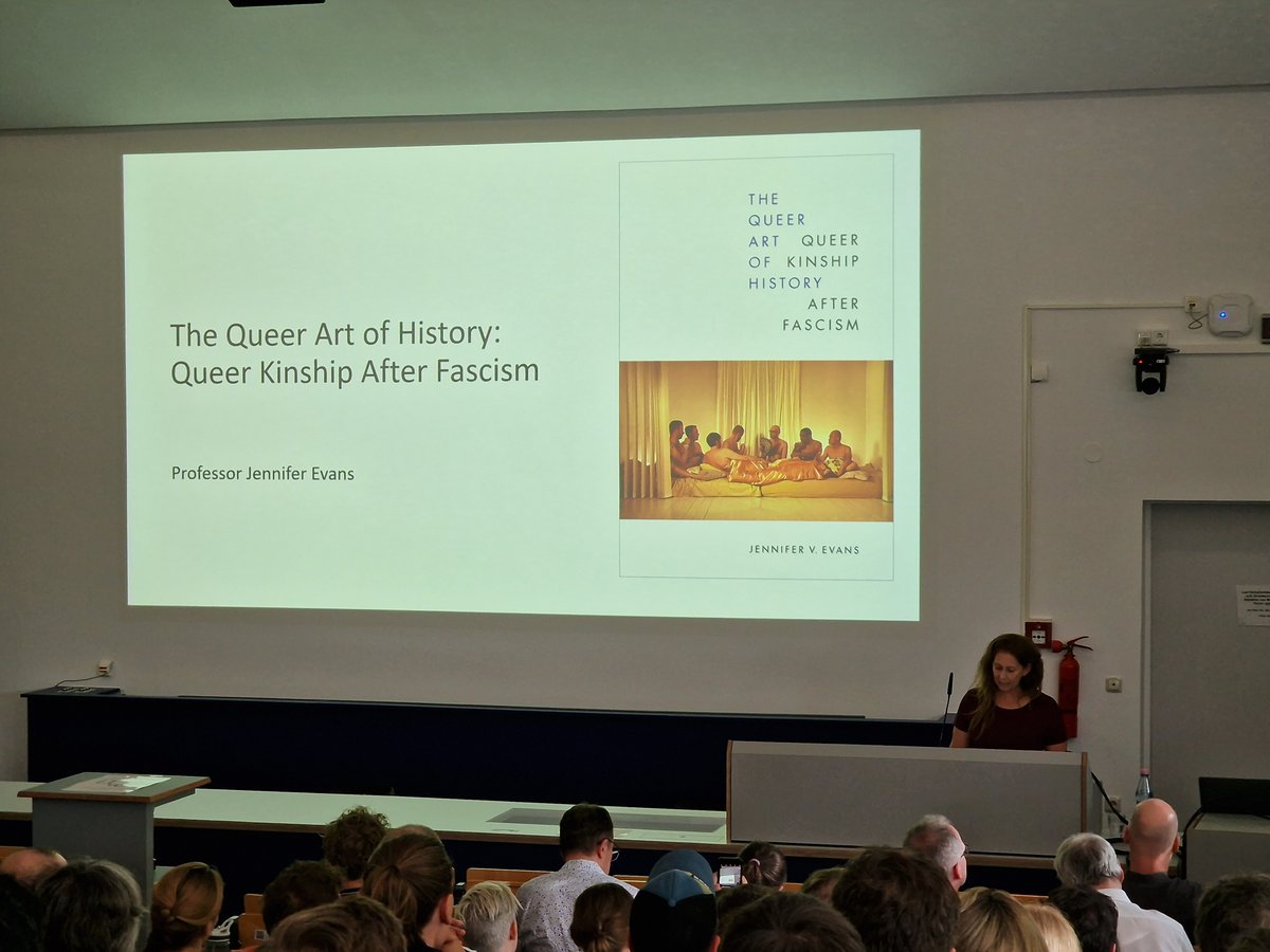 Impressionen der Midterm Lecture letzten Mittwoch hier am Friedrich-Meinecke-Institut der <a href="/FU_Berlin/">Freie Universität</a> zu "The Queer Art of History: Queer Kinship After Fascism"🏳️‍🌈⚧️Nochmal ein großes Dankeschön an <a href="/JenniferVEvans/">Jennifer Evans</a>! Wir haben thematisch &amp; methodisch viel über #QueerHistory gelernt🧠